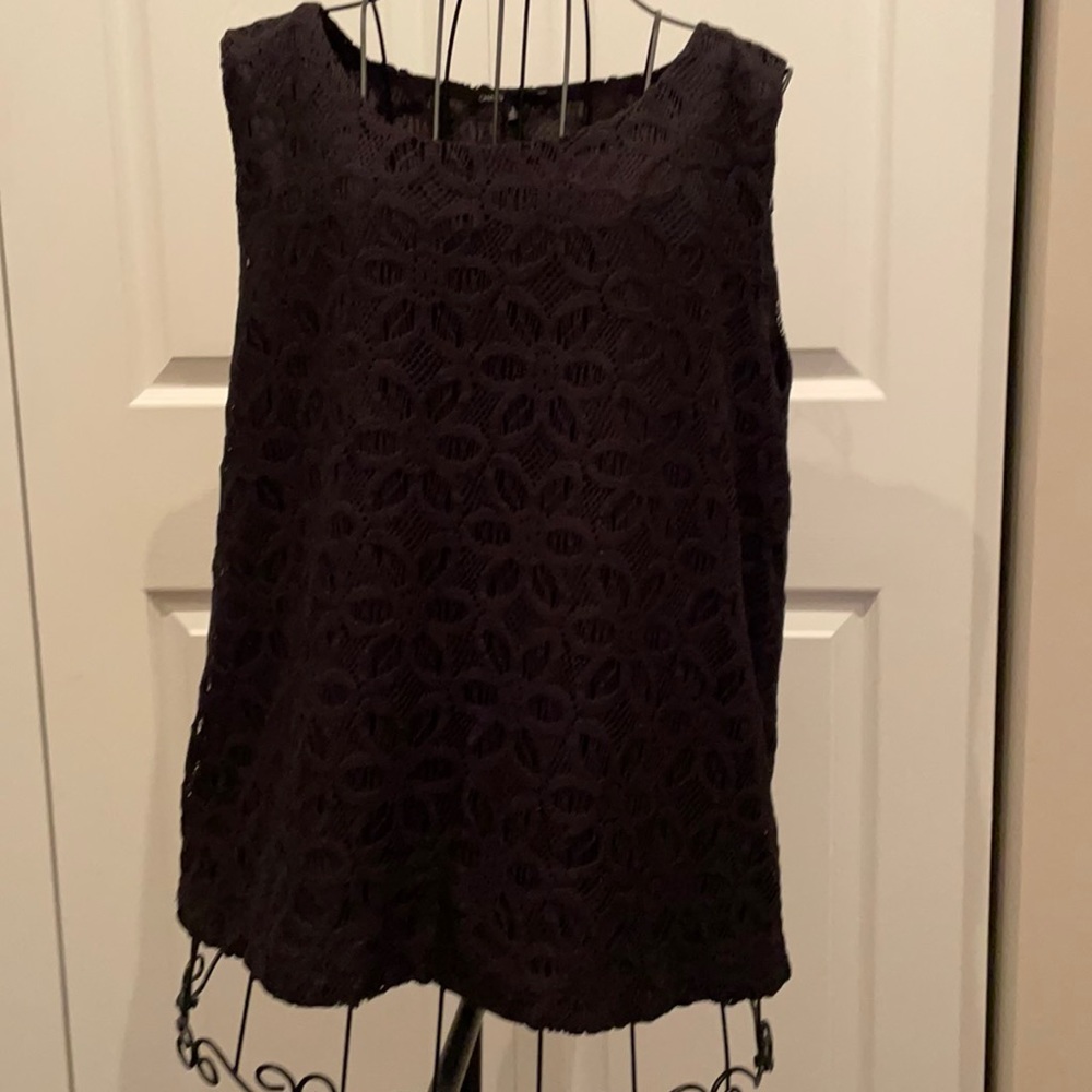 Sleeveless blouse with flower detailing